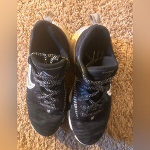 Giannis immortality black/ white boys size 6